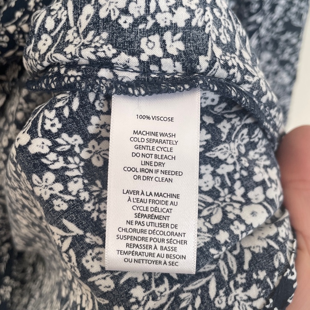 BeachLunchLounge‎ Blue and White Floral Button up Blouse Size Large - Picture 6 of 7